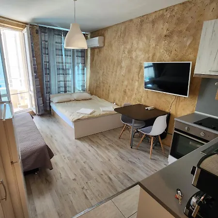 Colonel 963 Apartment *